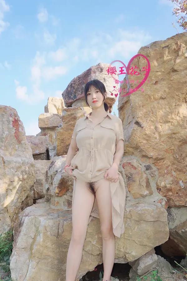 国模套图 极品素人【樱玉花子】国庆假期湖心公园外拍露出