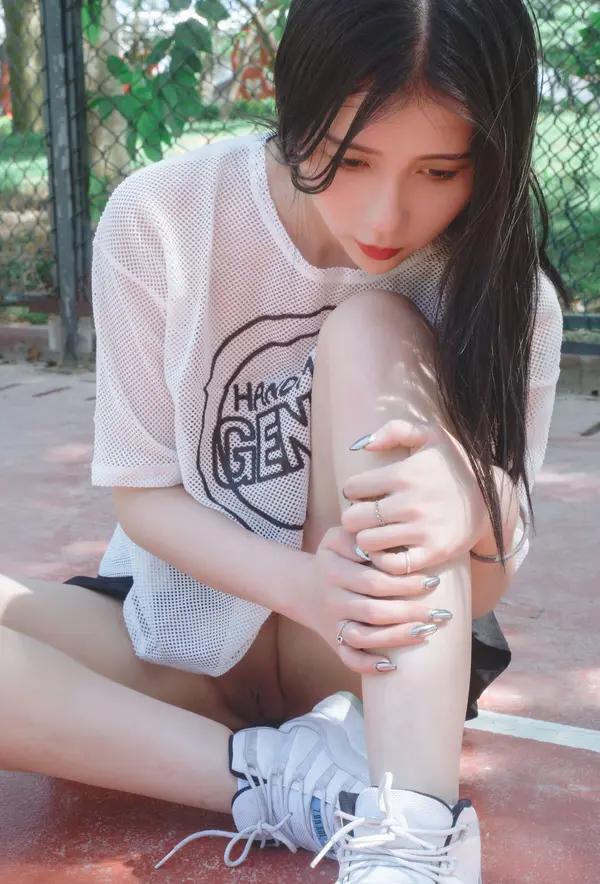 国模套图 姬纪《运动场》