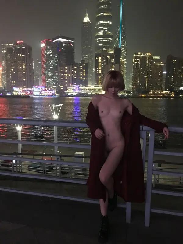 国模套图 悦爷妖精三部曲之边走边拍