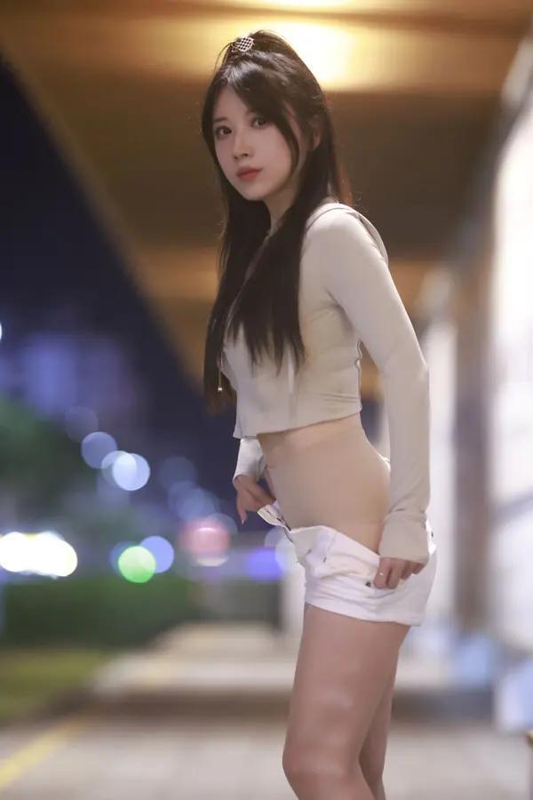 国模套图 小女巫露娜《芳踪》