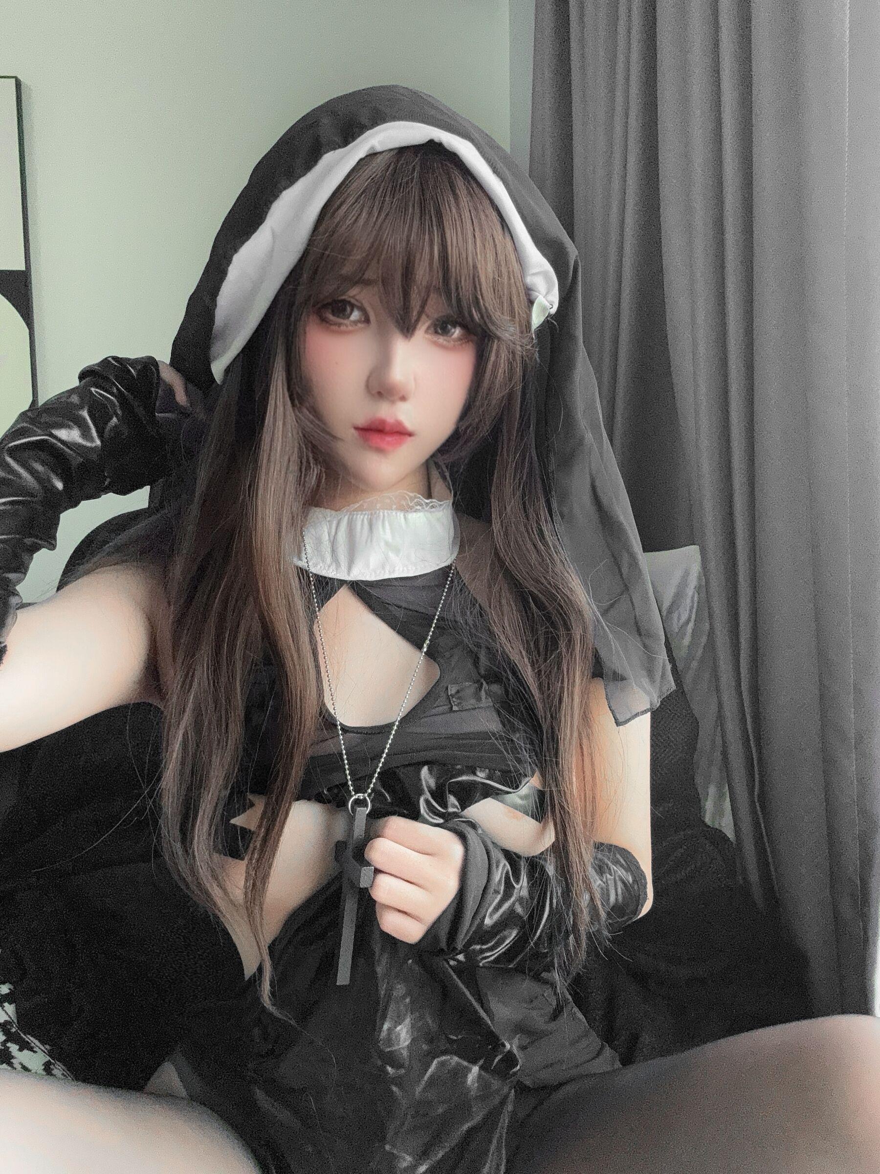 国模套图 毛毛修女