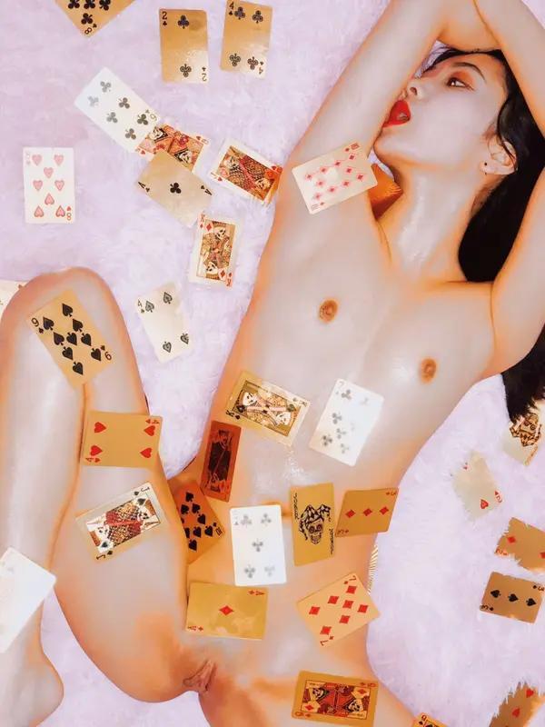 国模套图 婕哥《扑克》